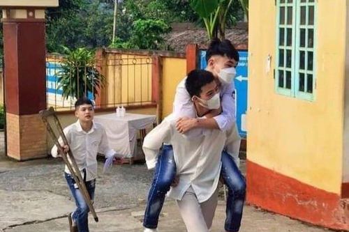 Yên Bái: Tình nguyện viên cõng thí sinh đi thi