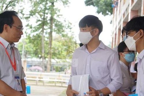 Bình Phước: Thí sinh đến điểm thi bằng xe cứu thương