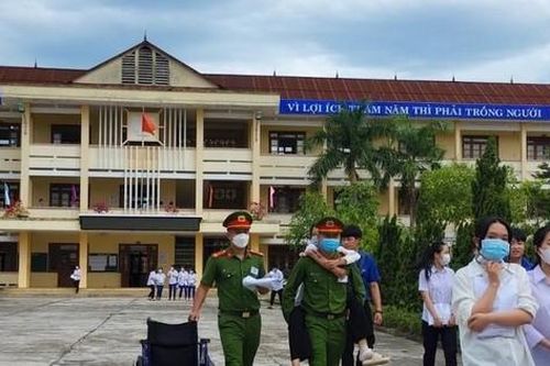 Áo xanh tình nguyện Quảng Trị cõng thí sinh bị tai nạn vào phòng thi