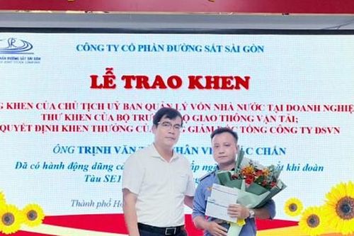 Tặng bằng khen cho nhân viên gác chắn cứu người