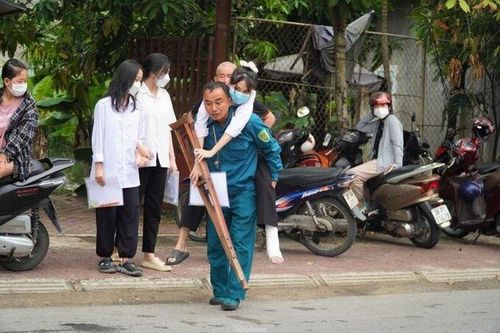 Hình ảnh xúc động tại kỳ thi tốt nghiệp THPT năm 2022