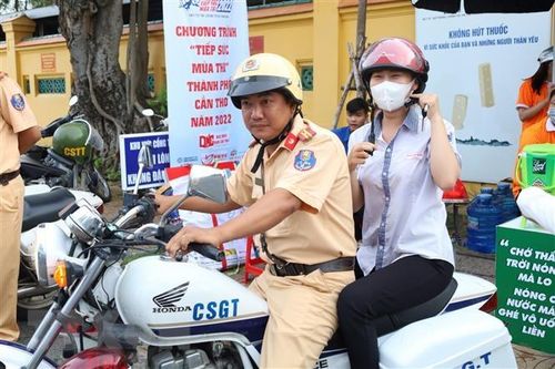 Cần Thơ: CSGT dùng xe đặc chủng hỗ trợ thí sinh về lấy giấy báo thi