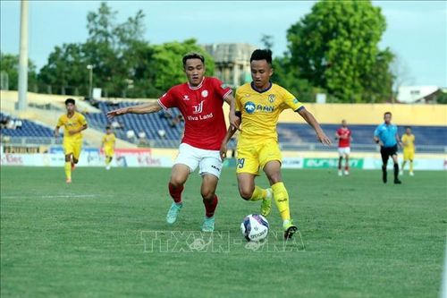 Sông Lam Nghệ An thắng TP Hồ Chí Minh với tỷ số 2 - 0 trong thế thiếu người