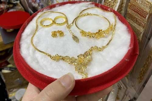 Đêm tân hôn mẹ chồng gõ cửa đòi giữ vàng cưới, nàng dâu trẻ chỉ nói một câu khiến bà 'tái mặt'