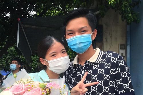 Nam sinh vượt gần 400km mang hoa đến cổng trường tạo bất ngờ cho bạn gái ở ngày thi cuối cùng