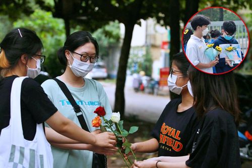 Nhóm bạn dầm nắng mưa đưa đón bạn đi thi: 'Tình bạn chúng em không như đại dương, nó ngang hệ mặt trời'