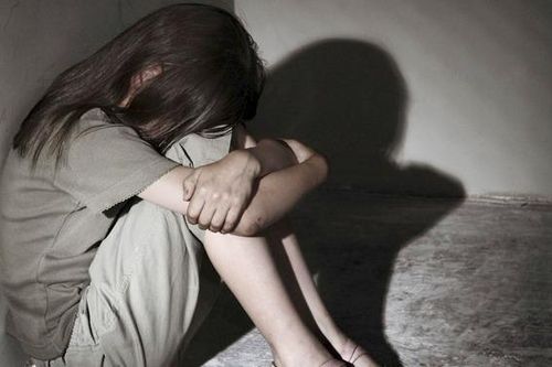 Gã cha dượng nhiều lần thực hiện hành vi đồi bại với con riêng của vợ