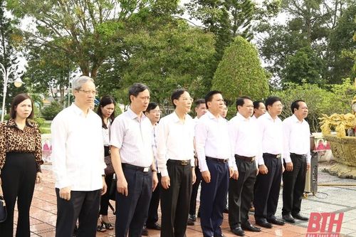Đồng chí Bí thư Tỉnh ủy Đỗ Trọng Hưng viếng các Anh hùng liệt sĩ tại các nghĩa trang ở TP Cần Thơ
