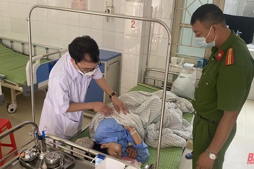 Tuần tra lúc nửa đêm, Công an kịp thời cứu người trôi dạt trên biển