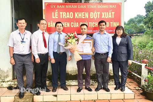 Trao bằng khen của Chủ tịch UBND tỉnh cho cá nhân có hành động dũng cảm cứu người thoát hiểm