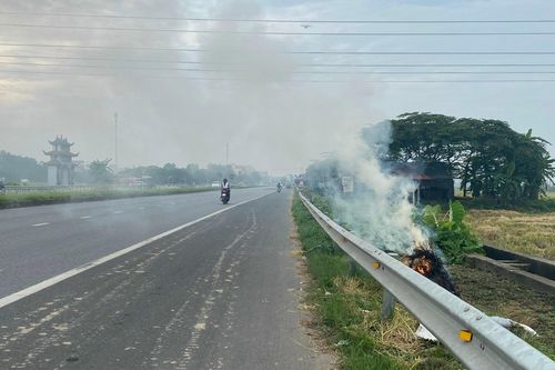 Đốt rơm rạ gần đường giao thông sẽ bị phạt đến 3 triệu đồng