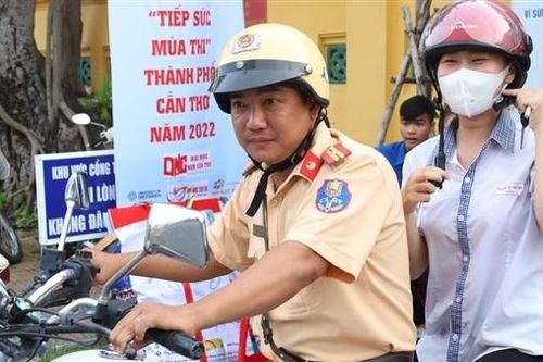 CSGT hỗ trợ nữ sinh về nhà lấy giấy báo dự thi
