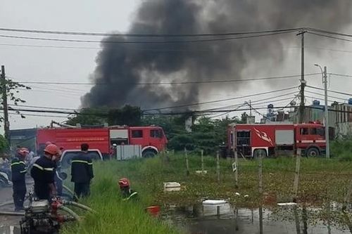 Bơm trực tiếp nước từ ao hồ chữa cháy xưởng nhựa rộng hàng trăm mét