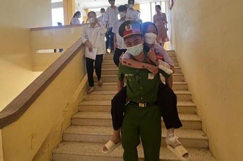 Công an cõng thí sinh ngồi xe lăn ra vào phòng thi