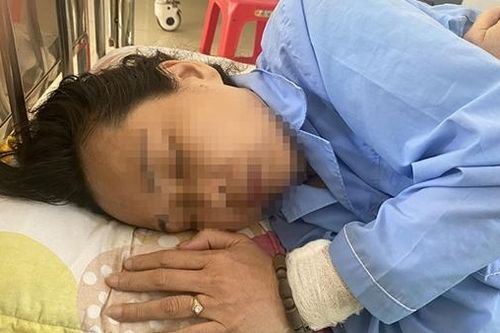 Tuần tra lúc nửa đêm, kịp thời cứu người phụ nữ trôi dạt trên biển
