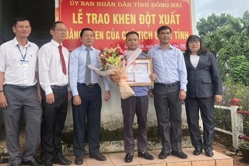 Khen thưởng nhân viên gác chắn dũng cảm cứu người