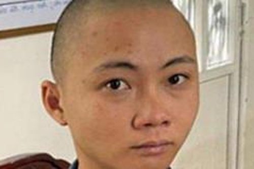Đang cắt tóc, bị 'đối thủ' xông vào vung dao chém đứt bàn tay