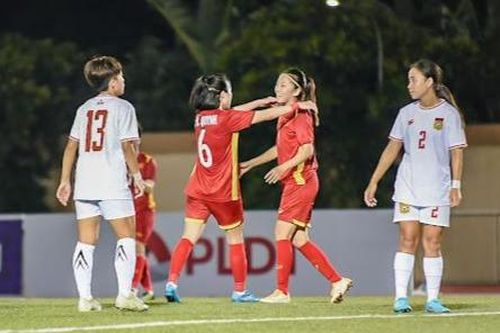 Thắng áp đảo Lào, tuyển nữ Việt Nam lên nhì bảng