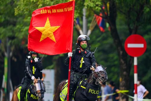 Dàn kỵ binh diễu hành trên đường phố Hà Nội