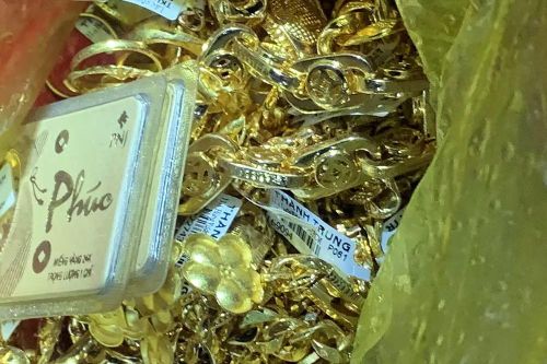 Thủ đoạn của băng trộm khiến chủ tiệm vàng khiếp sợ