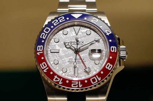 Đồng hồ cao cấp Rolex, Omega 'cháy hàng'