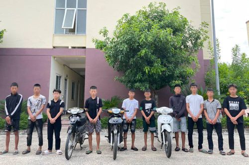 Triệu tập nhóm thiếu niên ném đá ô tô ở Hà Tĩnh