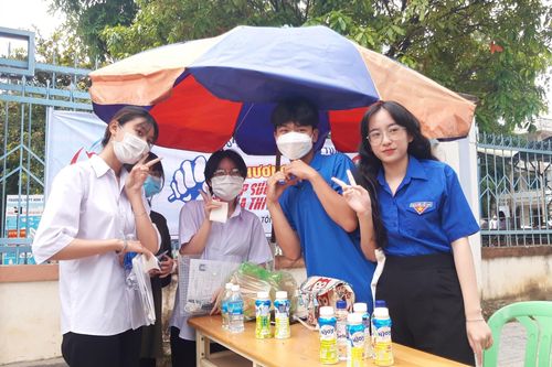 Những hình ảnh đẹp của tình nguyện viên trong Kỳ thi tốt nghiệp THPT