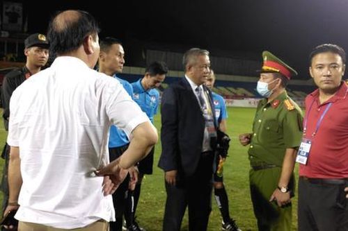 Trọng tài trận Thanh Hóa - Nam Định 'bẻ còi', cơ động hộ tống rời sân