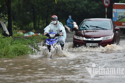 Đường Hà Nội thành sông và công trình chống ngập 10 năm không về đích