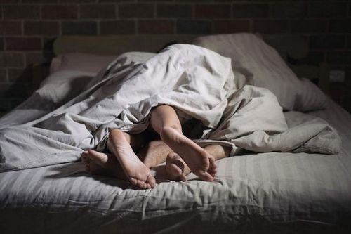 Say rượu ngỡ tưởng chồng muốn 'ân ái', người phụ nữ 'chết điếng' khi choàng tỉnh dậy