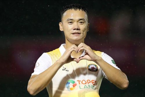 Cựu tiền đạo tuyển Việt Nam dùng tay ghi bàn vào lưới đội bóng cũ