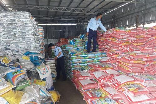 Bạc Liêu: Phát hiện chủ cơ sở kinh doanh sản phẩm xử lý môi trường nuôi thủy sản vi phạm