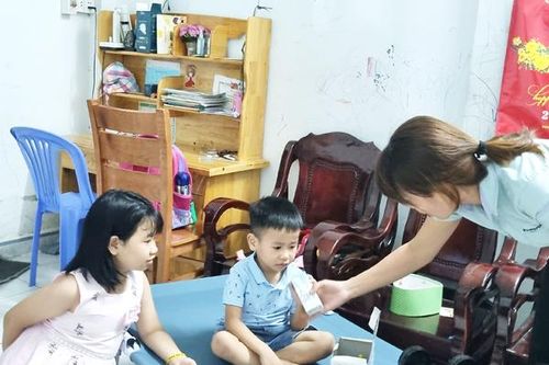 Áp lực nuôi con thời bão giá