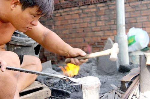 Lò rèn 12 ở Biên Hòa vẫn đỏ lửa