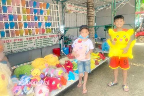 Đến khu du lịch, chơi trò chơi xưa