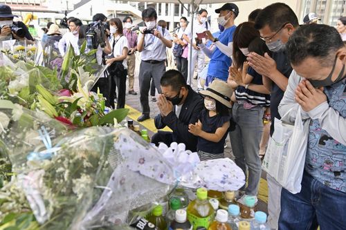 Người dân Nhật Bản đau thương trước cái chết của ông Shinzo Abe