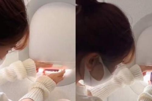 Cảnh báo tình trạng khách du lịch quên giấy tờ, 'đu trend' cài điện thoại ở cửa sổ máy bay quay clip sống ảo
