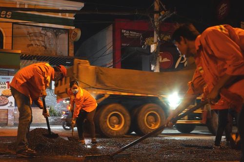 'Giải cứu' mặt đường Võ Văn Ngân TP.HCM bị 'vá chằng vá đụp' sau thi công