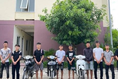 Triệu tập nhóm thanh niên dùng đá ném vào xe khách