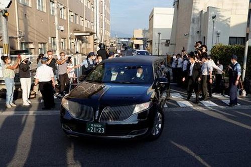 Cận cảnh chiếc xe tang đưa thi hài cựu Thủ tướng Nhật Abe Shinzo về nhà