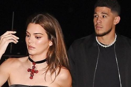 Mặc trang phục này ra đường, Kendall Jenner đang ngầm ám chỉ chưa chia tay bạn trai?