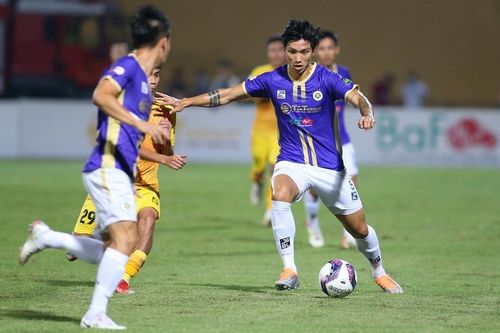 Đoàn Văn Hậu tái xuất sân cỏ sau hơn 1 năm