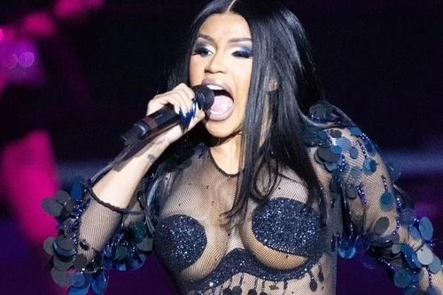 Cardi B đánh khán giả bằng micro?