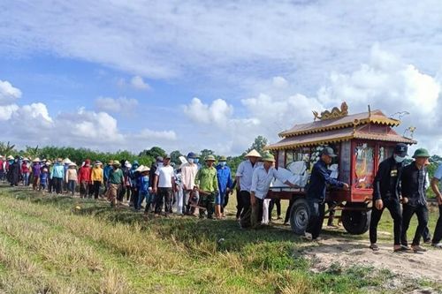 Rơi xuống ao cá, 2 bé gái bị đuối nước tử vong