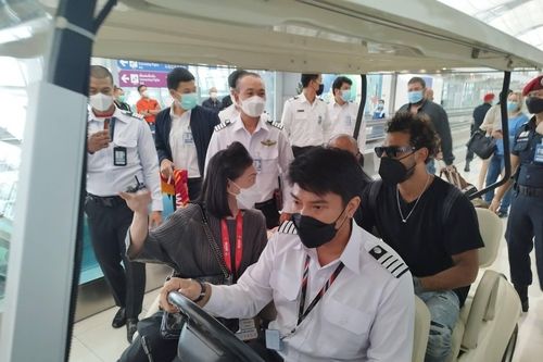Salah được hộ tống khi đến Thái Lan