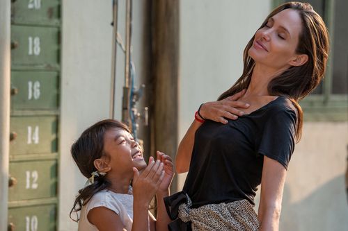 Cuộc đời Angelina Jolie thay đổi từ chuyến đi Campuchia