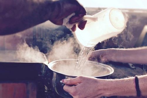Tạt nước sôi vào chỗ hiểm của chồng đang ngủ vì lý do sốc