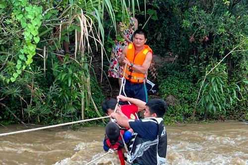 Đà Nẵng: Nhóm du khách đi dã ngoại bị mắc kẹt do nước suối dâng cao
