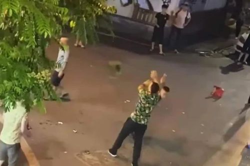 Nhóm thanh niên và du khách nước ngoài ẩu đả ở phố cổ Hà Nội