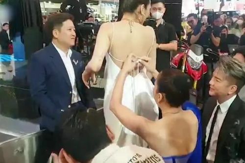 Trường Giang được khen bởi ánh mắt tinh tế khi Bảo Anh rơi dây váy